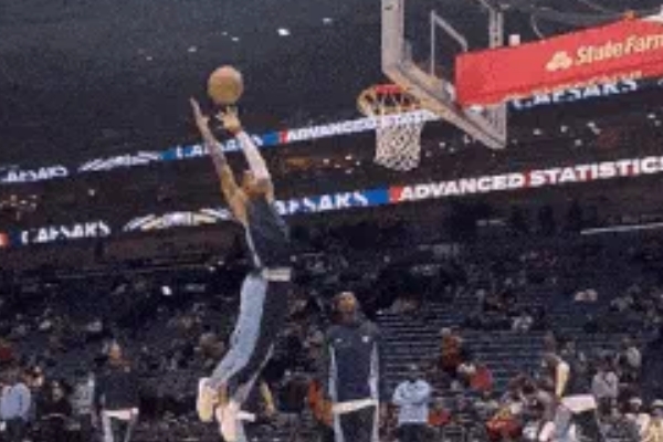 莫蘭特賽前空翻秀技自?huà)佔钥埸c(diǎn)燃球迷熱情